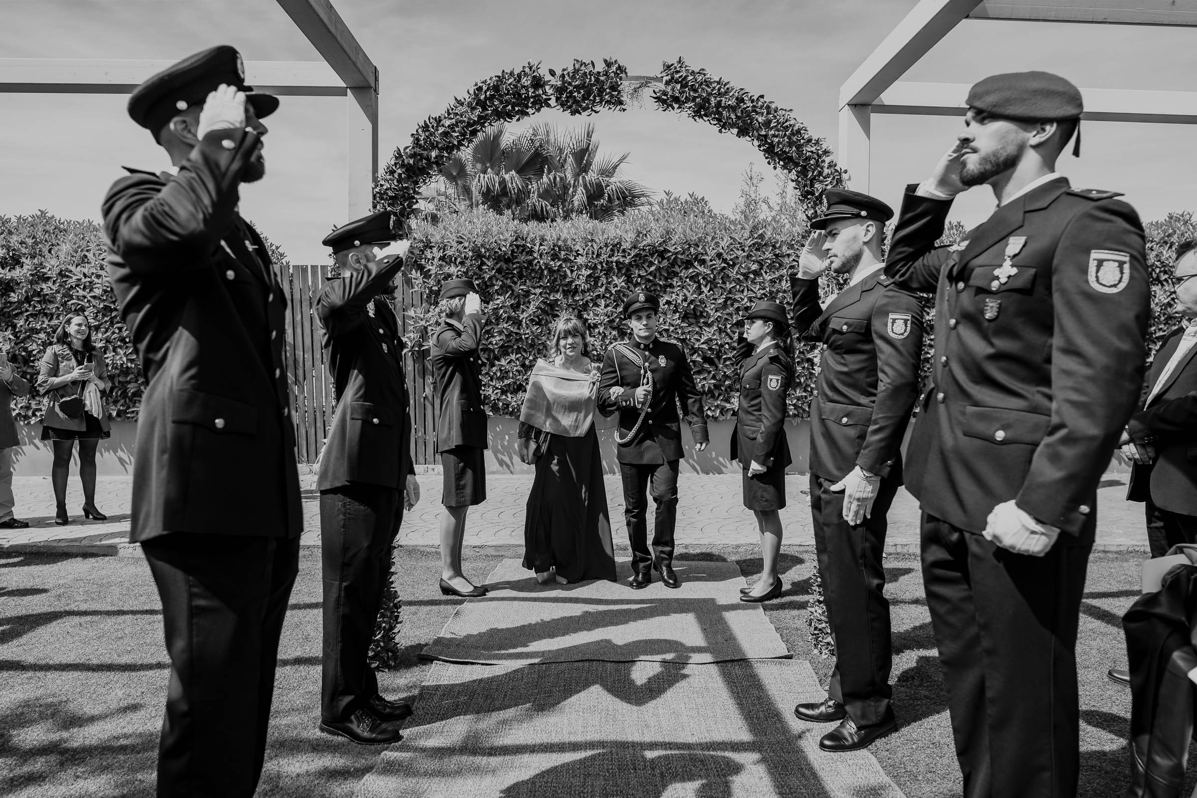 Reportaje de boda en Zaragoza capturando la emoción de familiares y amigos durante la ceremonia civil