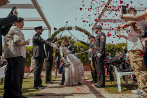 Fotografía de boda en Hacienda Las Flores de la salida de Ibone y Héctor entre los aplausos de familiares y amigos